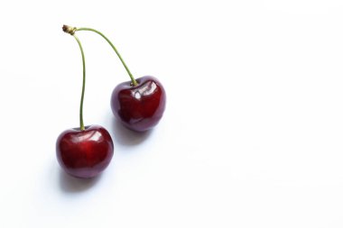 Beyaz arka planda kirazlar. Metin için alanı kopyala.