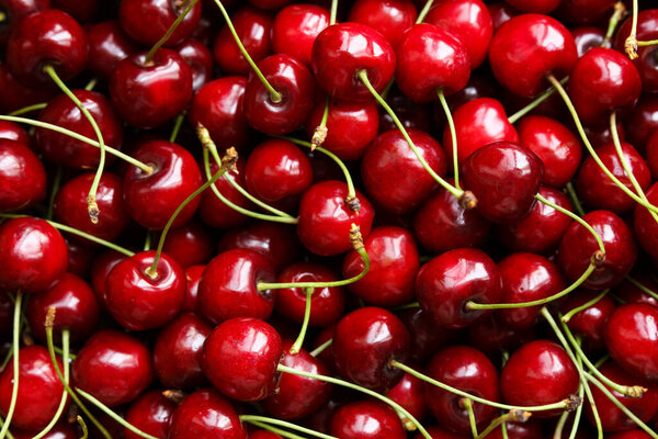 Вишневый фон. Вид сверху на свежую красную вишню.