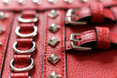 Gümüş perçinli kırmızı deri, yakın çekim makro fotoğraf.