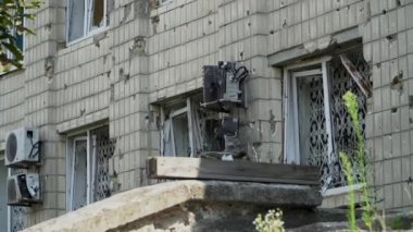 Irpin 'deki Rus topçuları tarafından yıkılan binalar. Patlama dalgası yüzünden camlar patlamış. Yüksek kalite 4k görüntü