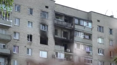 Irpin. 2022 yazında. Bir Rus saldırısının ardından yıkılan ve yakılan apartman yangını sonucu çıkan yangınlar. Rusya 'nın Kyiv bölgesini işgal etmesinin sonuçları