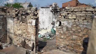 Irpin. 2022 yazında. Yıkılmış ve yanmış bir apartman dairesi. Bir Rus saldırısının ardından çıkan yangınlar.. 
