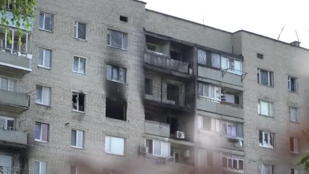 Irpin Sommaren 2022 Förstörda Och Nedbrända Lägenhetsbyggnad Konsekvenser Brand Efter — Stockvideo