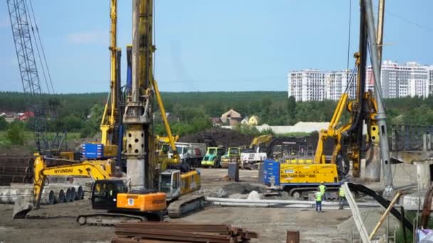 Stavební Jeřáby Zvedají Pilíře Pro Nový Most Staveništi Ukrajina Stavitelé Stock Video