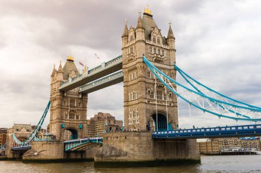 Londra 'daki kule köprüsü Bulutlu günlerde