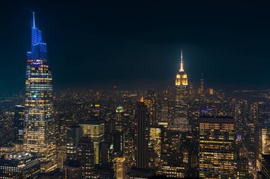 New York şehri, gece bir çatı katı. 