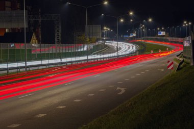 Riga 'dan tatil köyü Jurmala' ya giden yolda gece arabaların ışıkları bulanıklaştı. Köprüden vurulmuş..