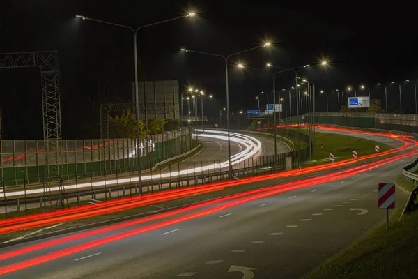 Riga Dan Tatil Köyü Jurmala Giden Yolda Gece Arabaların Işıkları — Stok fotoğraf