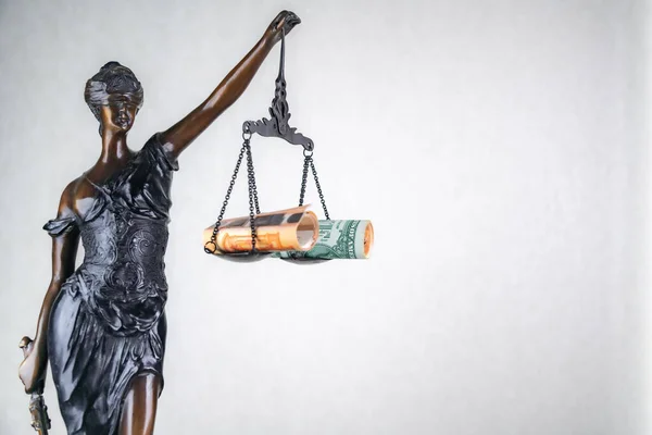 Estátua Deusa Justiça Themis Com Dinheiro Libra Conceito Ilegalidade Corrupção — Fotografia de Stock