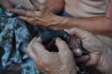 İki arkadaş eski bir bisikleti tamir ederek ve eski parçaları değiştirerek restore eder. İşyerindeki kirli eller süreçten daha fazla zevk alıyor. Açık havada doğa arasında vakit geçirmek..