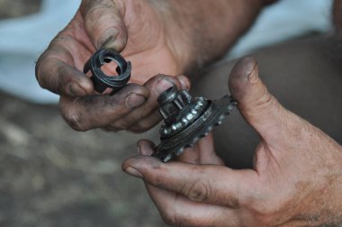 Eski bisikletini tamir eden adam. Eski bir bisikletin arka dişlisini değiştirme işlemi. Rahatlatıcı hobi ve iyi zaman.