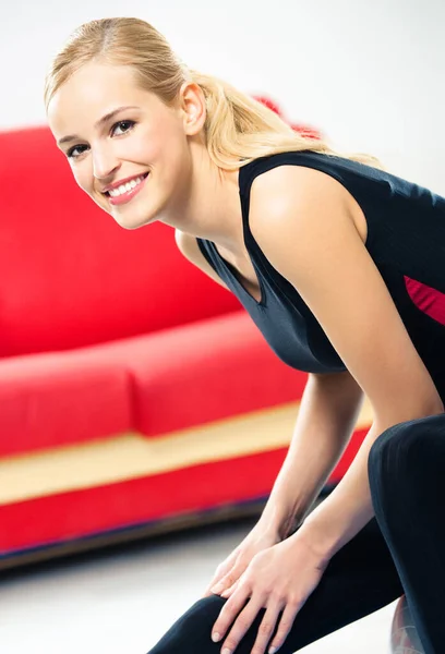 Ung Kvinna Sportkläder Gör Fitness Träning Inomhus — Stockfoto