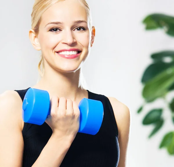 年轻快乐微笑的女人在运动服 做哑铃 在室内健身运动 — 图库照片