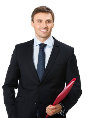 Beyaz arka plan üzerinde izole kırmızı klasör ile mutlu gülümseyen iş adamı portresi