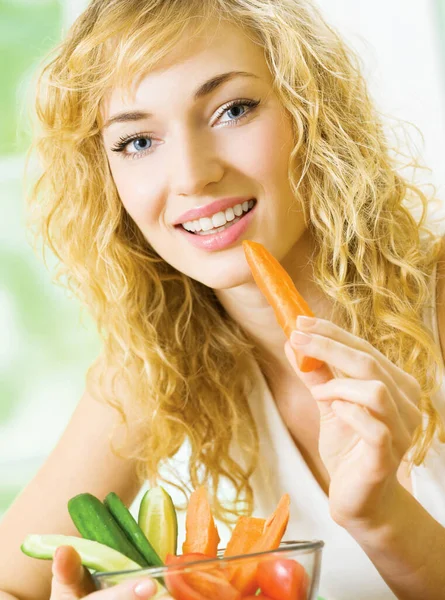 Portrait Happy Young Woman Eating Carrots Vegetables — Stock Photo, Image