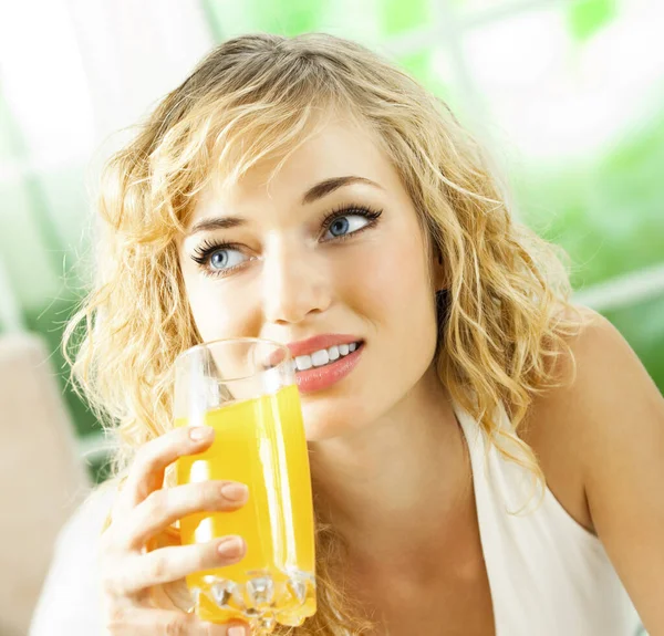 Portret Szczęśliwy Uśmiechający Się Młody Piękny Blond Kobieta Pije Sok — Zdjęcie stockowe