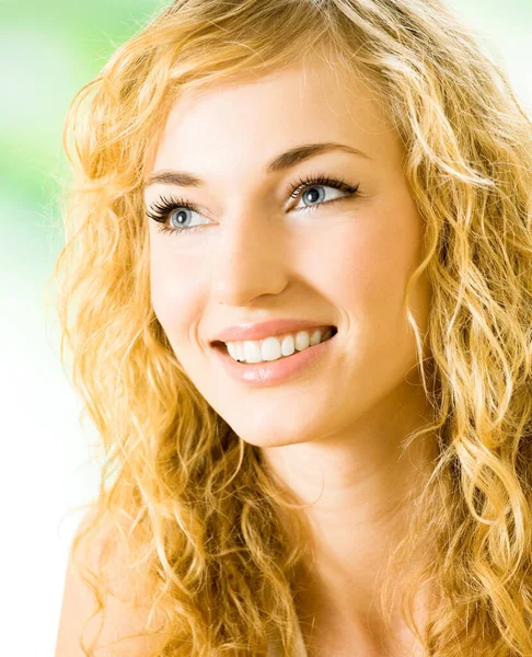 Mutlu Neşeli Gülümseyen Genç Güzel Sarışın Kadın Kapalı Portresi — Stok fotoğraf
