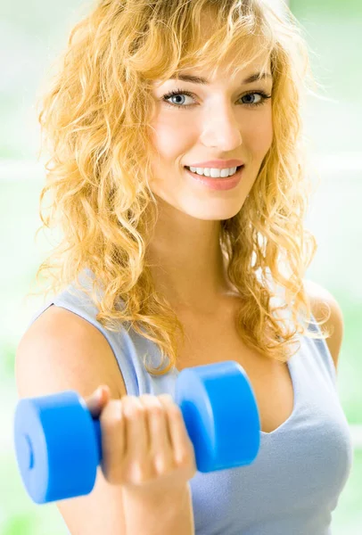 年轻快乐微笑的女人在运动服 做哑铃 在室内健身运动 — 图库照片