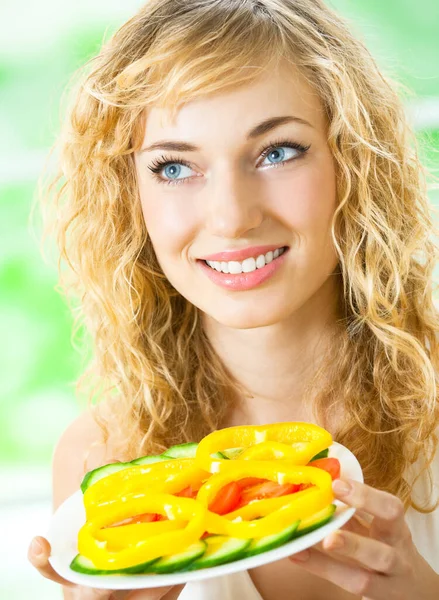 Porträt Einer Glücklich Lächelnden Schönen Blonden Frau Mit Salat — Stockfoto