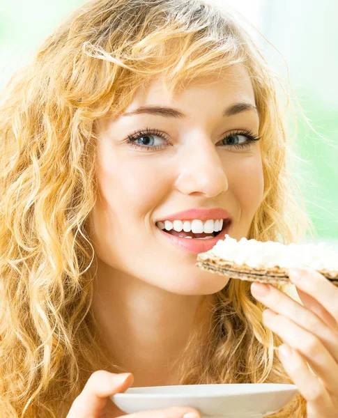 Πορτραίτο Νεαρής Γυναίκας Ευτυχής Που Τρώει Ψωμί Τύπου Φρυγανιάς Τυρί — Φωτογραφία Αρχείου