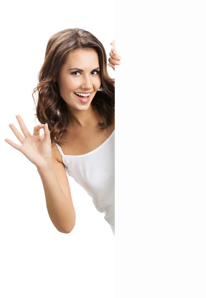 Feliz Sorrindo Bela Jovem Mostrando Tabuleta Branco Copyspace Para Slogan — Fotografia de Stock