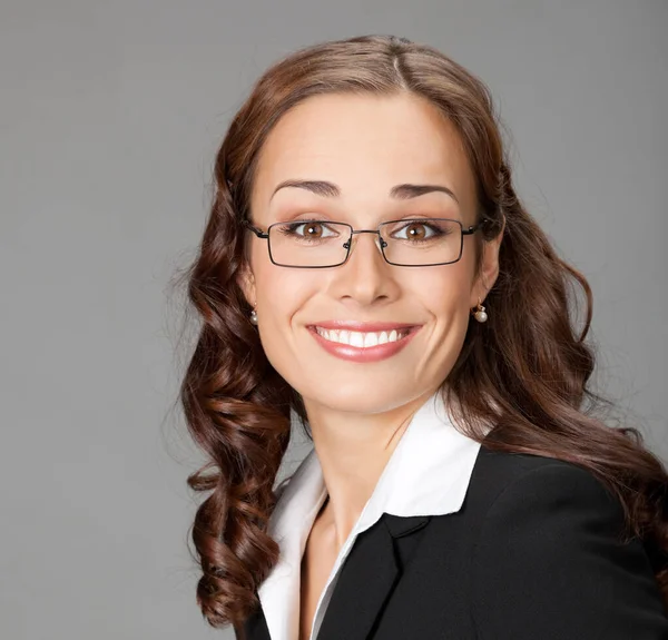 幸福微笑的年轻商业的女人 灰色背景的肖像 — Stockfoto