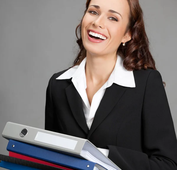 Portrét Šťastný Usmívající Mladým Rušný Obchodní Ženy Složkami Šedé Pozadí — Stock fotografie