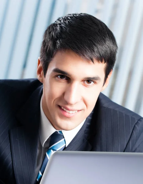 Sikeres Boldog Mosolygó Üzleti Laptop Irodában Dolgozó Ember Portréja — Stock Fotó