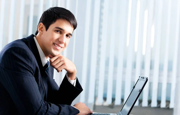Retrato Bem Sucedido Feliz Sorridente Homem Negócios Trabalhando Com Laptop — Fotografia de Stock