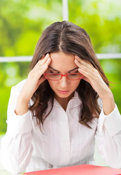 Myślenia Zmęczony Chory Głowy Biznes Kobieta Biurze — Zdjęcie stockowe