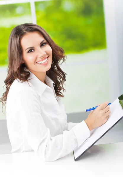 年轻快乐微笑业务的女人在办公室处理文件的肖像 — 图库照片