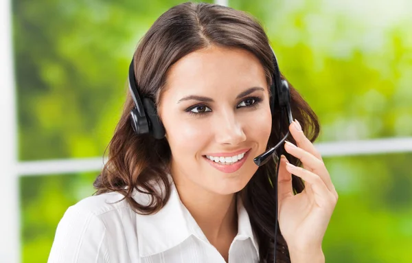 Mutlu Gülümseyen Güzel Neşeli Genç Destek Telefonu Operatörü Kulaklık Ofisinde — Stok fotoğraf