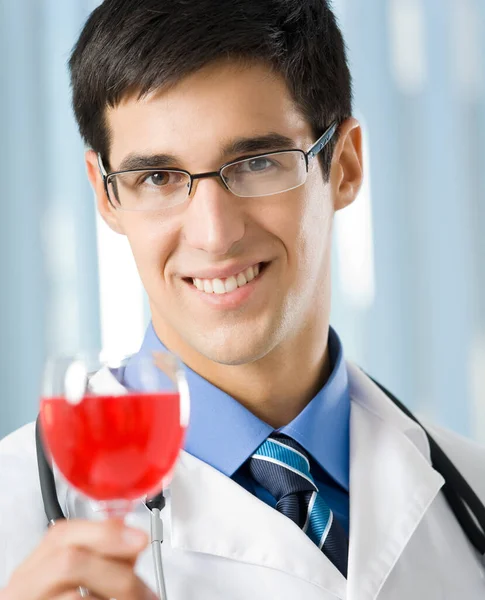 Portret Van Gelukkig Lachend Vrolijke Jonge Dokter Met Rode Wijn — Stockfoto