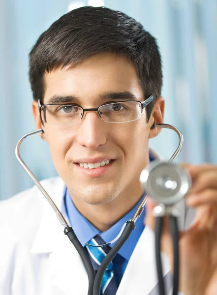 Szczęśliwy Uśmiechający Się Młody Lekarz Stetoskop Urzędzie — Zdjęcie stockowe