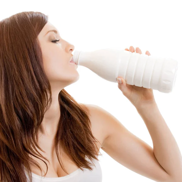 美しい女性の白い背景で隔離の牛乳を飲む — ストック写真