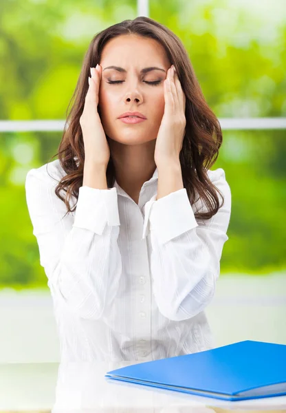 疲劳或生病和头痛商务女人在办公室 免版税图库图片