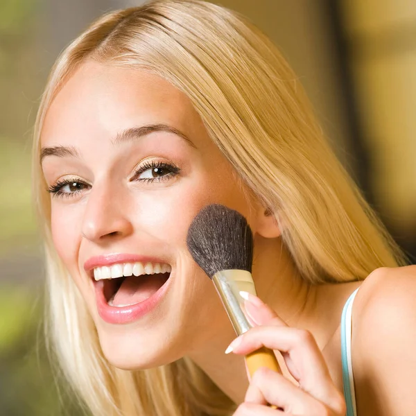Jovem Feliz Sorrindo Bela Mulher Loira Com Escova Maquiagem Casa — Fotografia de Stock