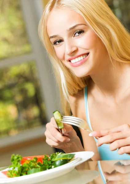 Portret Van Gelukkig Lachend Mooie Blonde Vrouw Eten Salade — Stockfoto