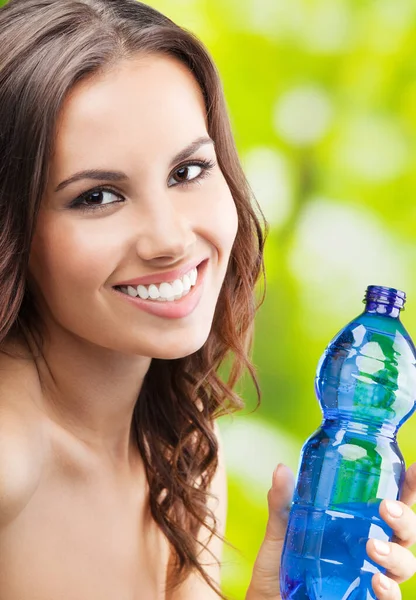 Retrato Mujer Joven Feliz Sonriente Con Botella Agua Aire Libre —  Fotos de Stock