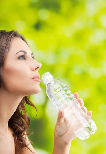 Retrato Mujer Joven Bebiendo Agua Aire Libre Con Copyspace — Foto de Stock