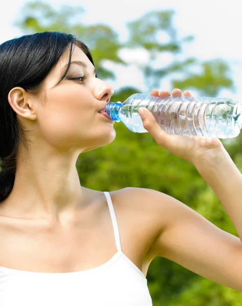 Retrato Mulher Bebendo Água Livre — Fotografia de Stock