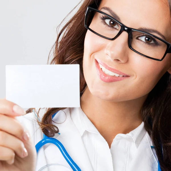 空白の名刺や招待状は 灰色の背景上示す幸せな笑顔若い女性医師の肖像画 — ストック写真