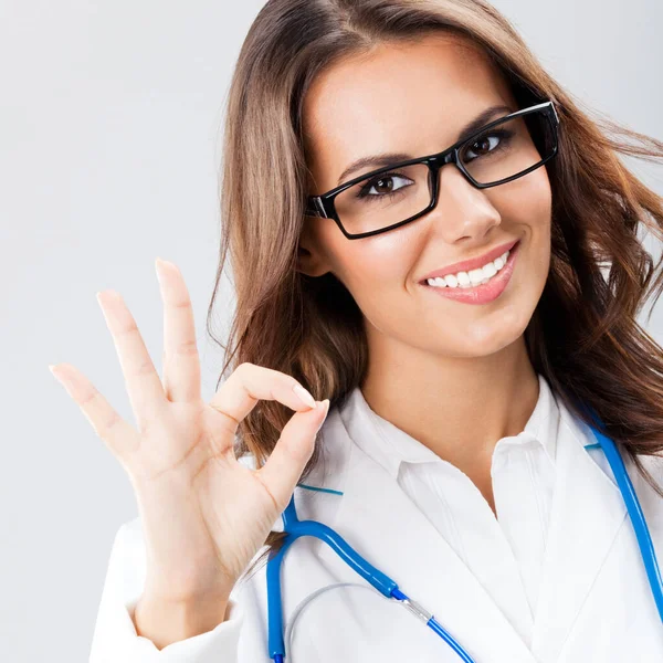 Glada Leende Ung Kvinnlig Läkare Visar Okej Gest Över Grå — Stockfoto