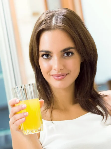 性格开朗的年轻女子 与橘汁在家里 — 图库照片
