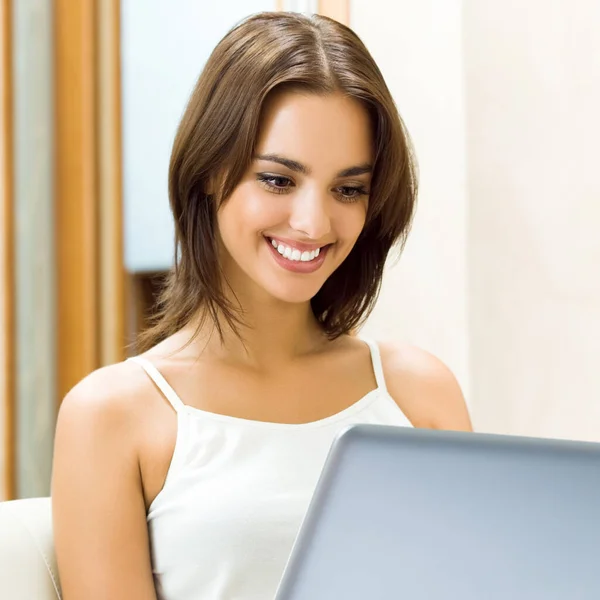 Mulher Sorridente Alegre Trabalhando Com Laptop Casa — Fotografia de Stock