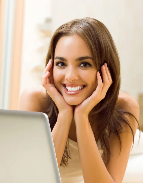 Cheerfull Usmívající Žena Pracující Přenosným Počítačem Doma — Stock fotografie
