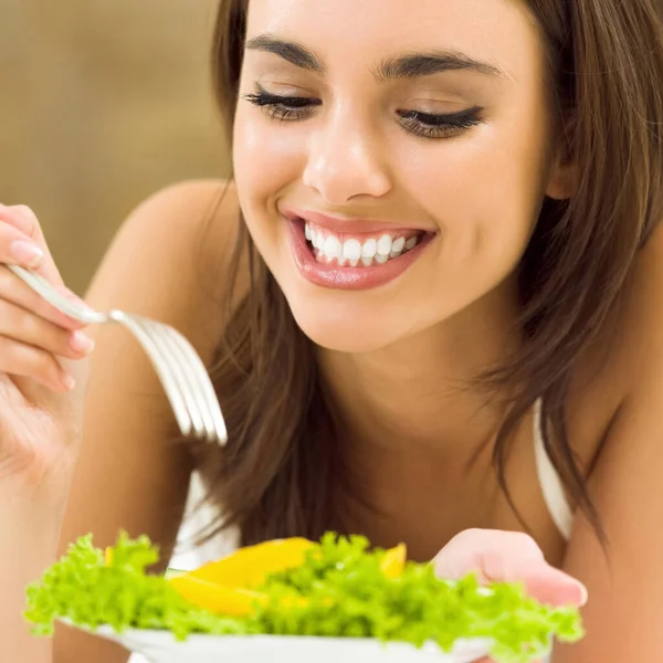 Vejetaryen Sebze Salatası Evde Mutlu Gülümseyen Genç Kadın Portresi — Stok fotoğraf