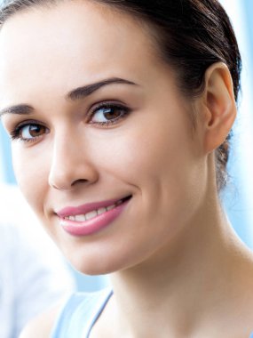 güzel gülümseyen genç kadının portresi kapatmak