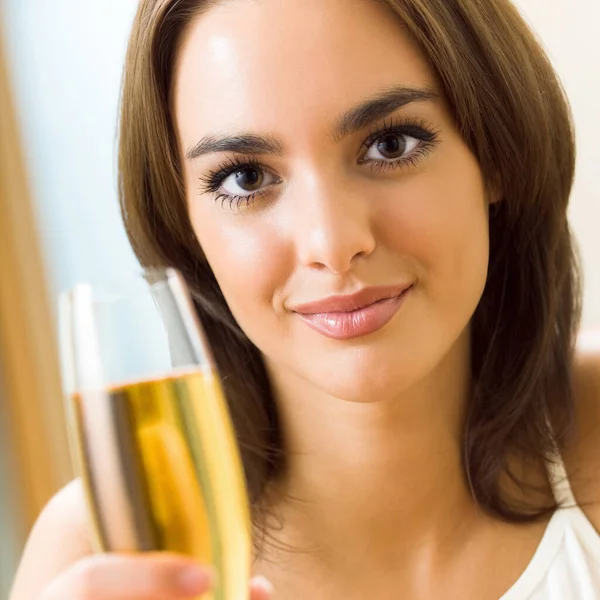 年轻的幸福微笑女人杯香槟 在家里的肖像 — 图库照片