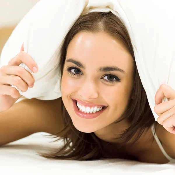 Joven Hermosa Feliz Sonriente Mujer Despertando Cama — Foto de Stock
